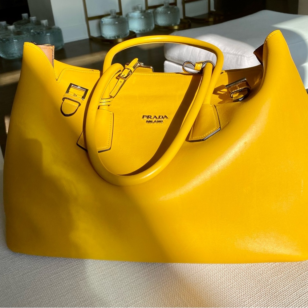 Prada travel bag. Perfect condition. Yellow - Picture 4 of 10